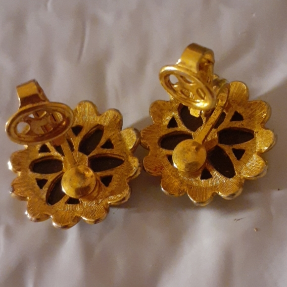 VTG Signed Trifari Clip Earrings - Picture 5 of 5
